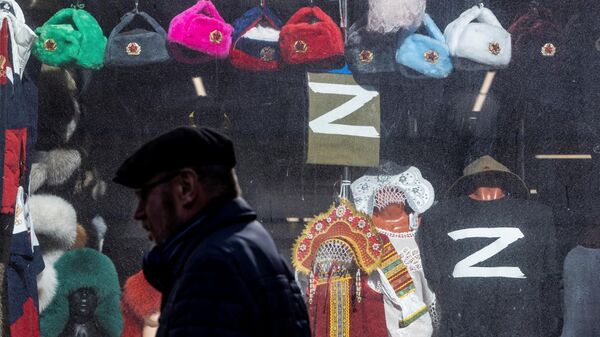 A man walks past a souvenir shop with t-shirts with symbol Z on display, in central Moscow, Russia March 23, 2022 - Sputnik International