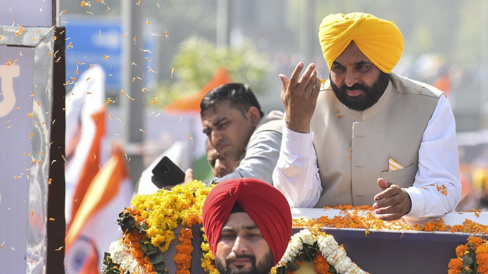 Bhagwant Mann greets supporters during a road show as they celebrate party's victory in the state Assembly elections, in Amritsar, India, Sunday, March 13, 2022 - Sputnik International, 1920, 28.03.2022
