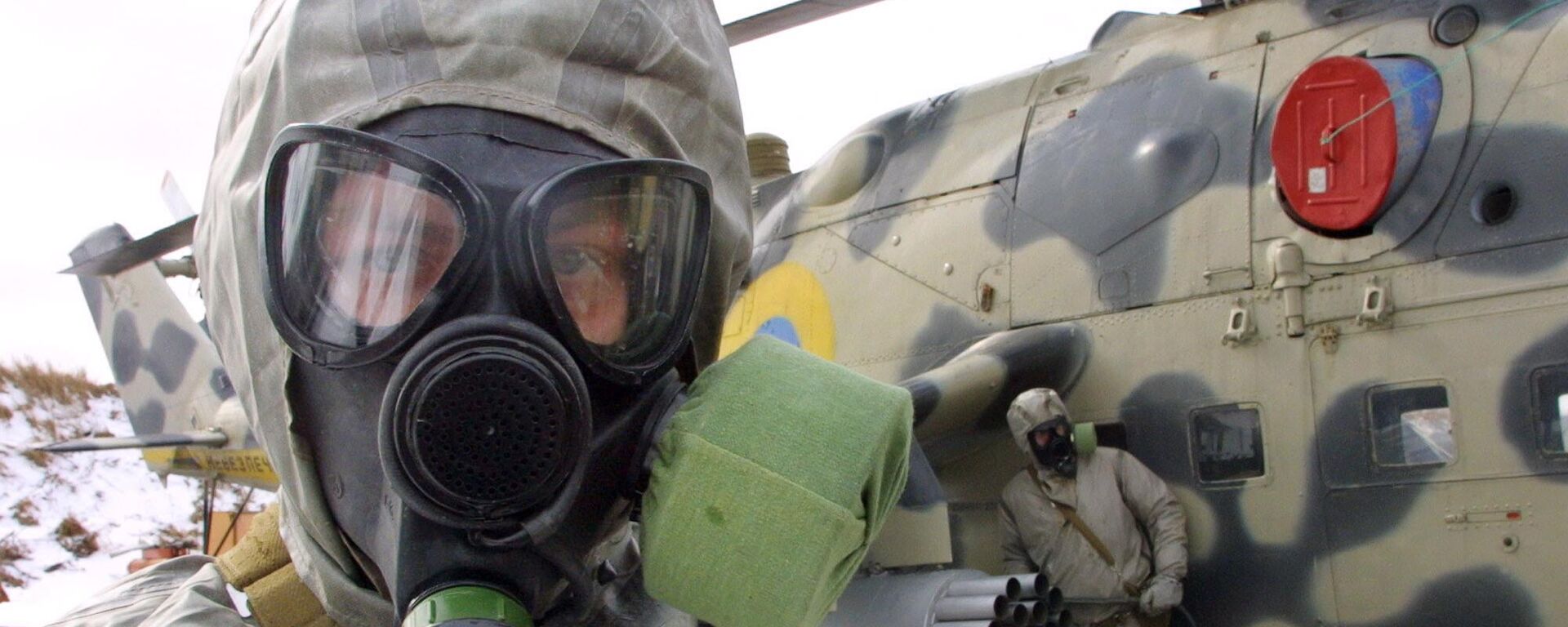 FILE PHOTO: Ukrainian soldier wears a protective suit and a gas mask during exercises of Ukrainian anti-chemical weapons forces in Kalyniv, 620 kilometers (390 miles) west of Kiev, Ukraine. File photo. - Sputnik International, 1920, 06.02.2023
