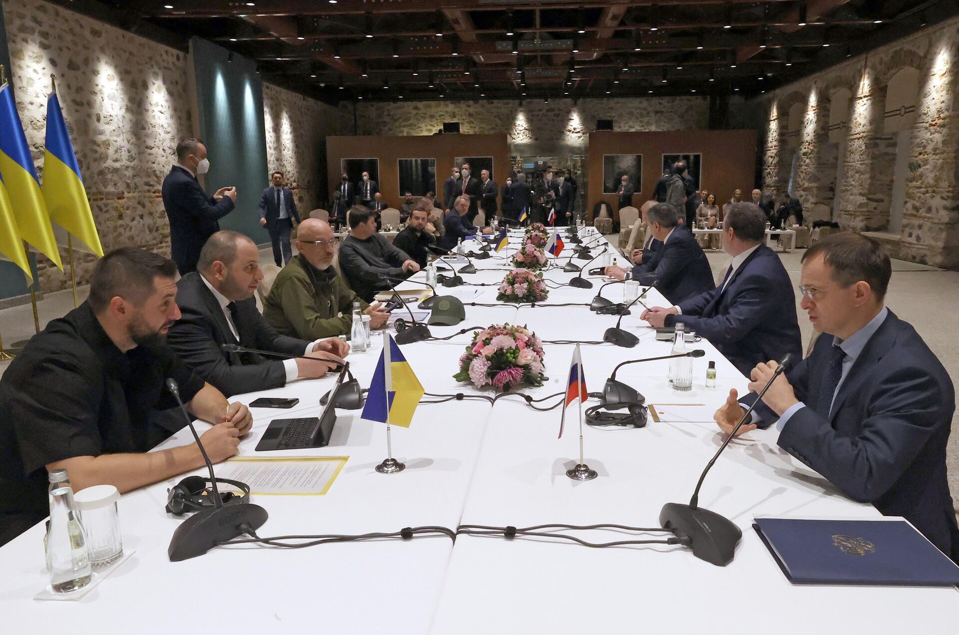 The head of the 'Servant of the People' faction in the Verkhovna Rada of Ukraine Davyd Arakhamia, left, and Russian Presidential Aide Vladimir Medinsky, right, are seen at the table during the Russian-Ukrainian talks at the Dolmabahce Palace, in Istanbul, Turkey - Sputnik International, 1920, 04.04.2022