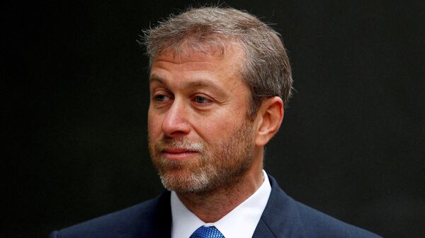 Russian billionaire and owner of Chelsea football club Roman Abramovich arrives at a division of the High Court in central London October 31, 2011 - Sputnik International