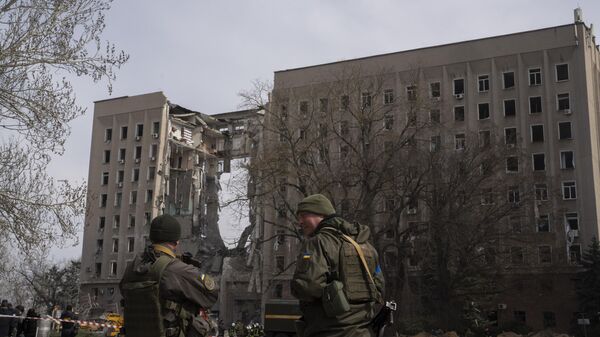 Ukrainian soldiers stand in front of the regional government headquarters of Mykolaiv, Ukraine - Sputnik International