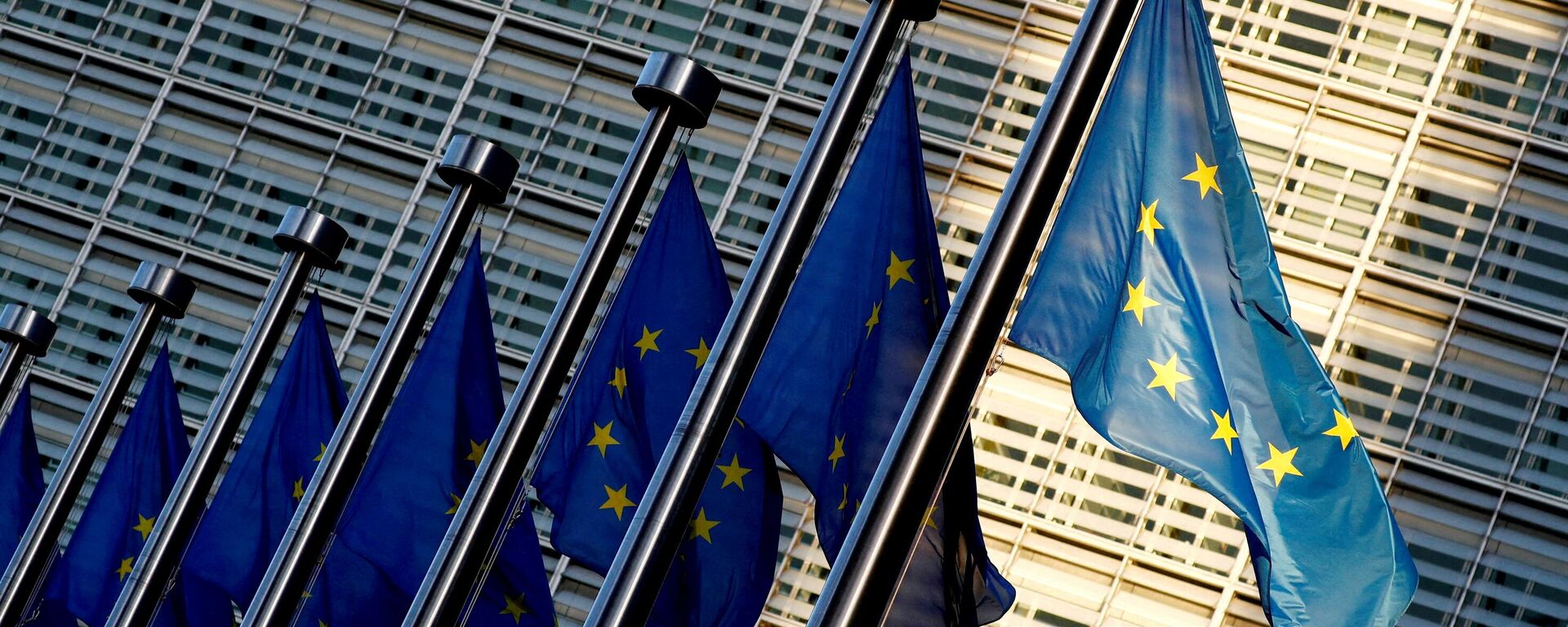 European Union flags are seen outside the European Commission headquarters in Brussels, Belgium November 14, 2018. - Sputnik International, 1920, 22.04.2022