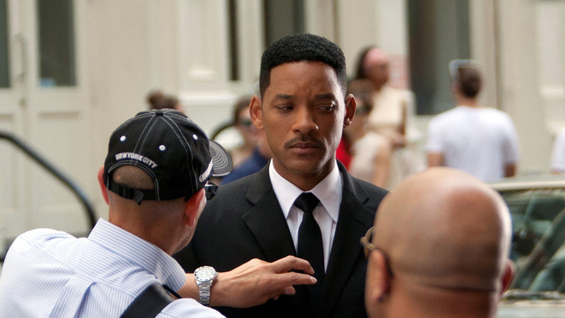 Actor Will Smith has his tie adjusted between takes on the set of Men In Black 3 in New York City June 6, 2011 - Sputnik International, 1920, 29.03.2022
