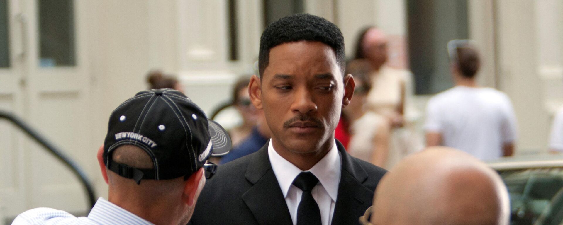 Actor Will Smith has his tie adjusted between takes on the set of Men In Black 3 in New York City June 6, 2011 - Sputnik International, 1920, 29.03.2022