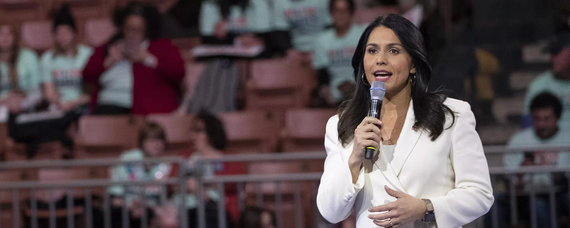 Democratic presidential candidate Rep. Tulsi Gabbard, D-Hawaii, speaks during the McIntyre-Shaheen 100 Club Dinner in Manchester, N.H. - Sputnik International, 1920, 02.07.2023