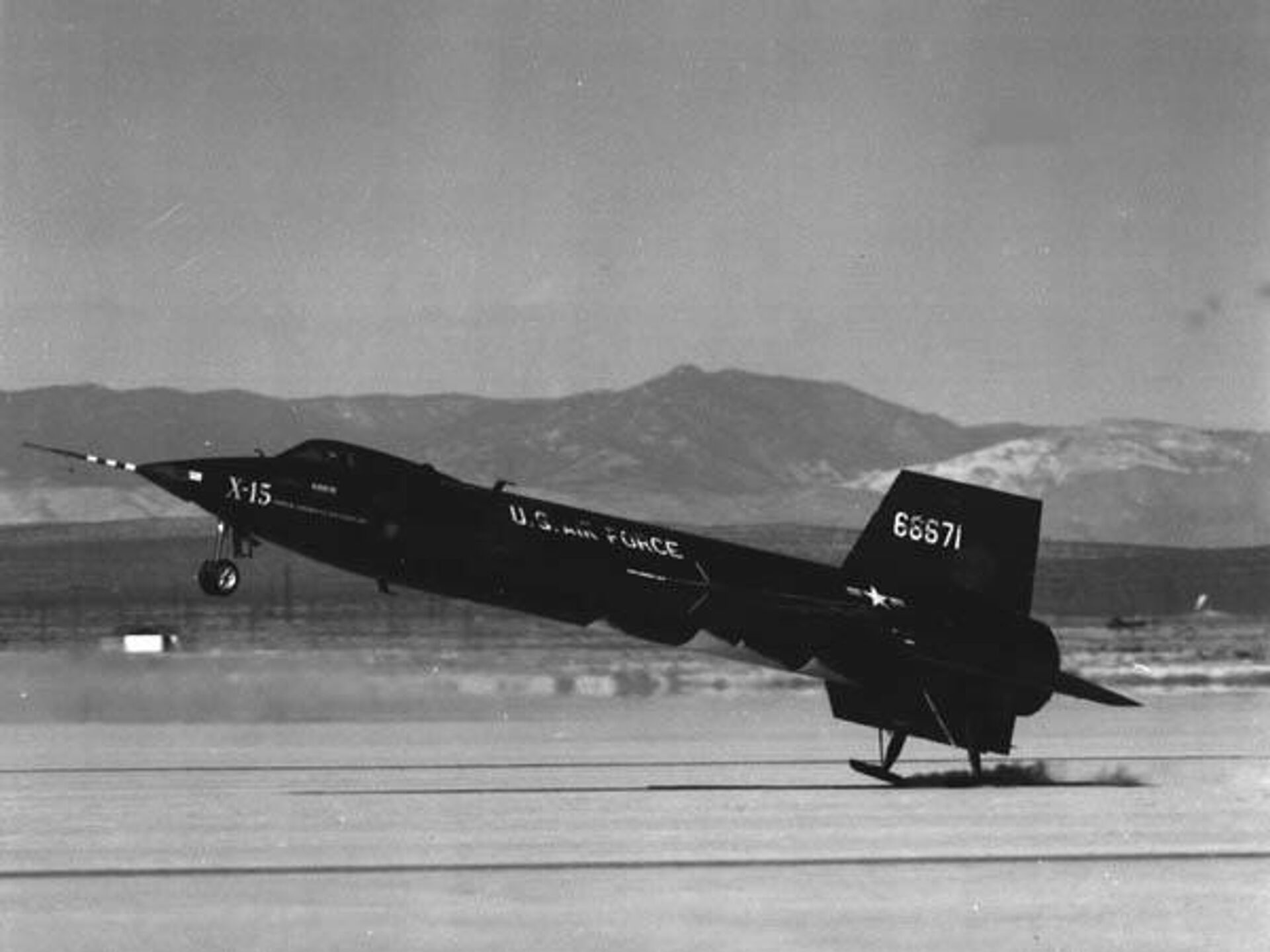 NASA's X-15 manned hypersonic research plane landing at Edwards Air Force Base, showing the experimental rear skids instead of wheeled landing gear. - Sputnik International, 1920, 29.03.2022