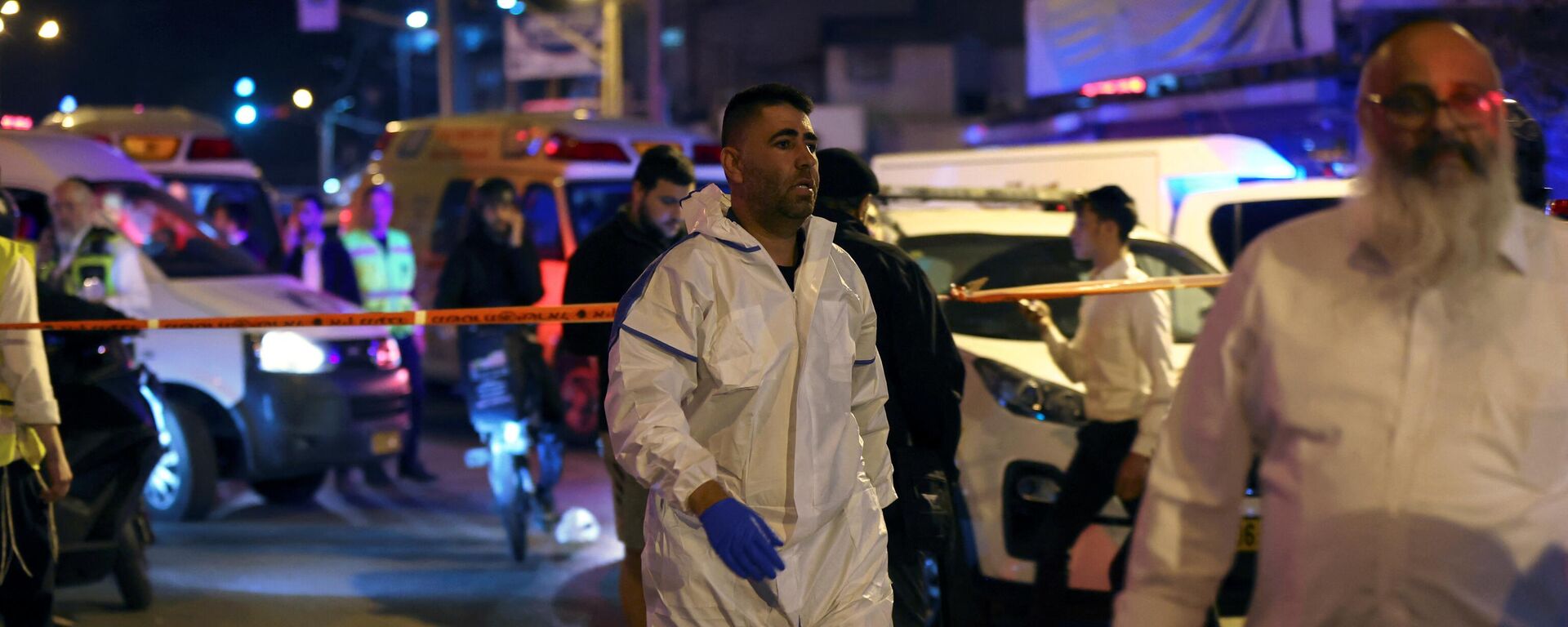 Israeli police forensics experts work at the scene of an attack in which people were killed by a gunman on a main street in Bnei Brak, near Tel Aviv, Israel, March 29, 2022. - Sputnik International, 1920, 29.03.2022