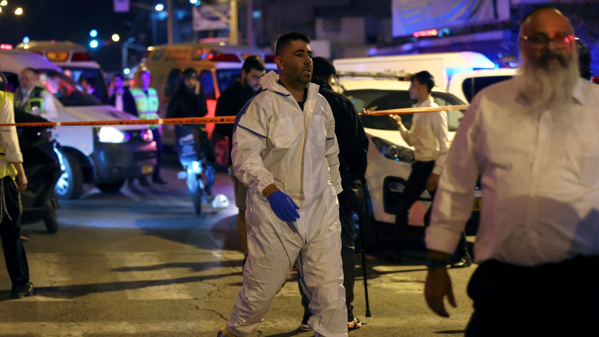 Israeli police forensics experts work at the scene of an attack in which people were killed by a gunman on a main street in Bnei Brak, near Tel Aviv, Israel, March 29, 2022. - Sputnik International, 1920, 01.04.2022