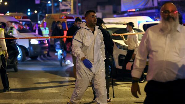 Israeli police forensics experts work at the scene of an attack in which people were killed by a gunman on a main street in Bnei Brak, near Tel Aviv, Israel, March 29, 2022. - Sputnik International