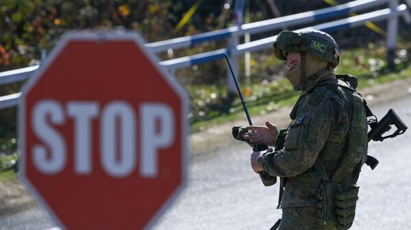 A Russian peacekeeper at a checkpoint in the Lachin corridor in Nagorno-Karabakh. - Sputnik International
