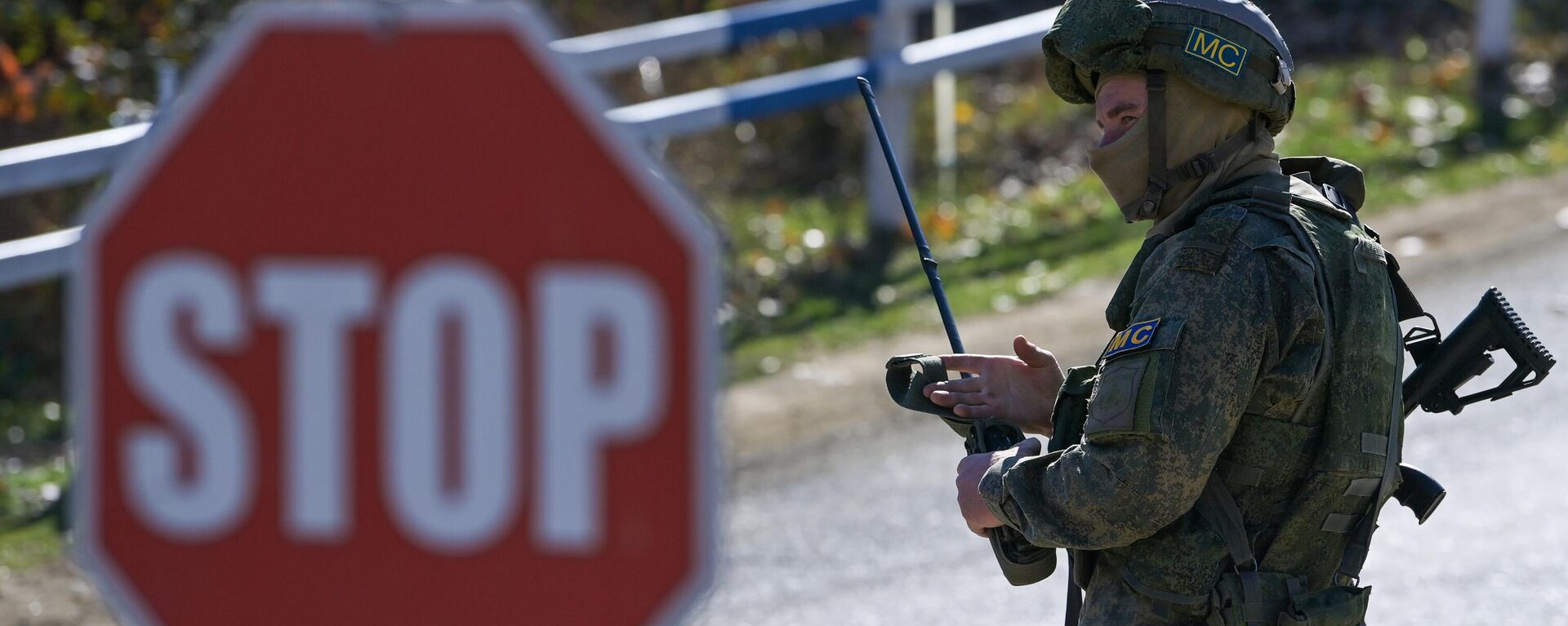 A Russian peacekeeper at a checkpoint in the Lachin corridor in Nagorno-Karabakh. - Sputnik International, 1920, 12.08.2023