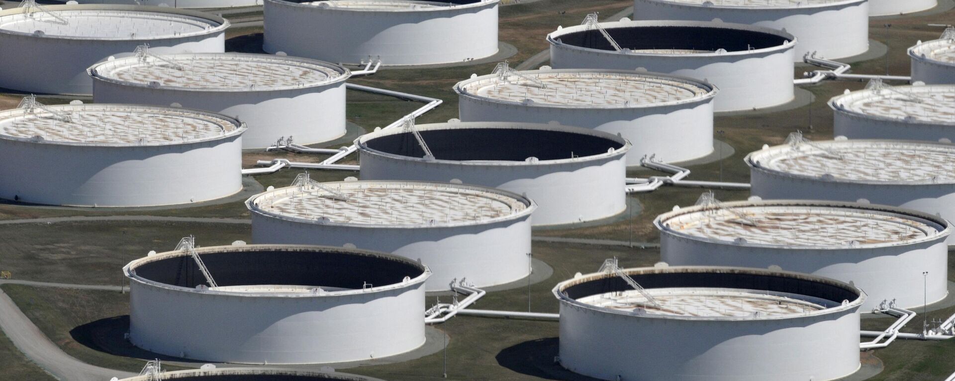 Crude oil storage tanks are seen from above at the Cushing oil hub, appearing to run out of space to contain a historic supply glut that has hammered prices, in Cushing, Oklahoma, March 24, 2016. - Sputnik International, 1920, 29.03.2022
