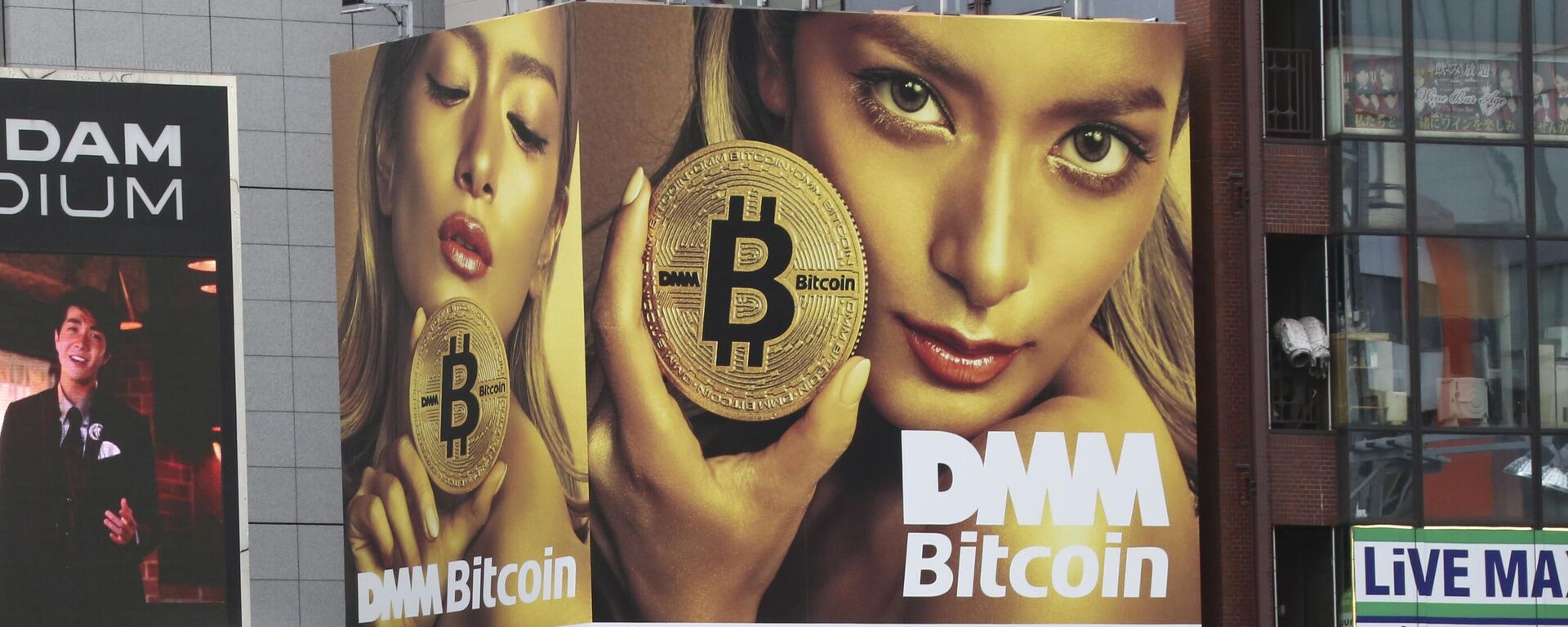 A huge advertisement of Bitcon is displayed near a train station in Tokyo Monday, Jan. 29, 2018 - Sputnik International, 1920, 30.03.2022
