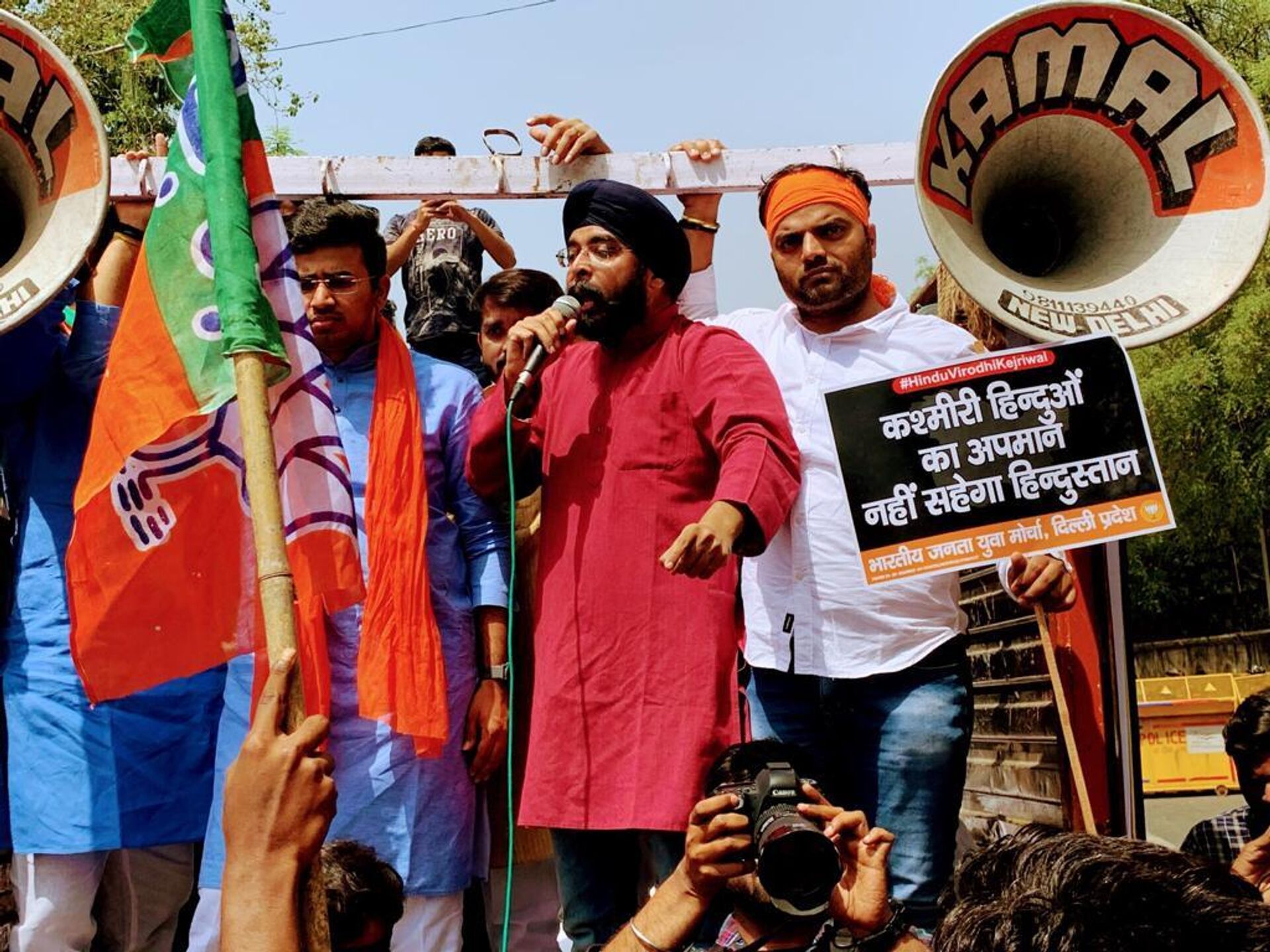 BJP's Youth Wing National President Tejasvi Surya and National Secretary Tajinder Pal Singh Bagga During Protest against Delhi State Chief Arvind Kejriwal - Sputnik International, 1920, 30.03.2022