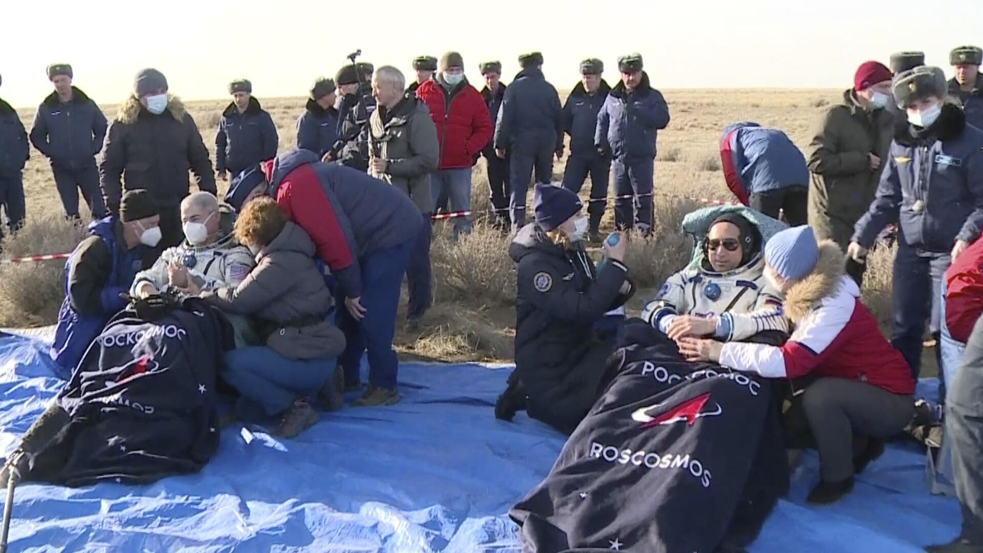 In this photo taken from video footage released by Roscosmos Space Agency, NASA astronaut Mark Vande Hei, left, and Russian cosmonaut Anton Shkaplerov sit in chairs shortly after the landing of the Russian Soyuz MS-19 space capsule southeast of the Kazakh town of Zhezkazgan, Kazakhstan, Wednesday, March 30, 2022 - Sputnik International, 1920, 30.03.2022