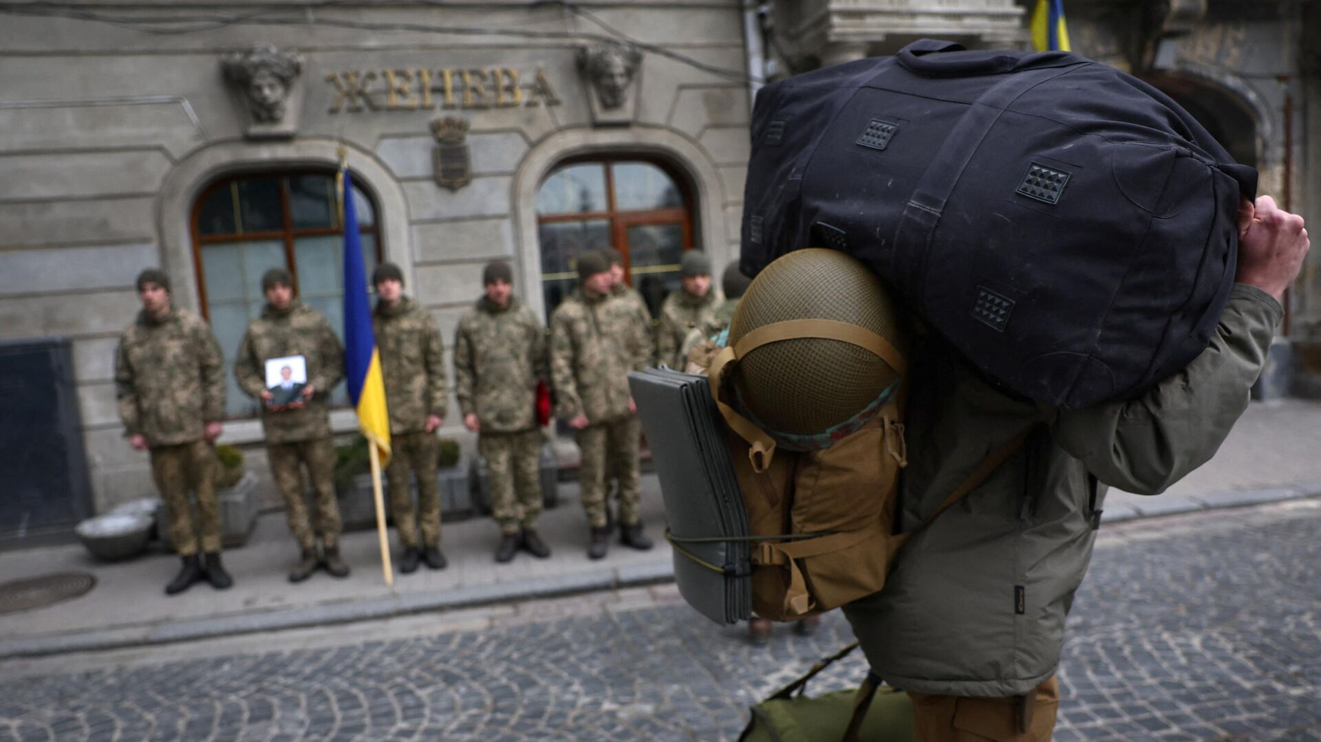 A foreign fighter walks past an honour guard . Lviv, Ukraine, March 16, 2022 - Sputnik International, 1920, 01.04.2022