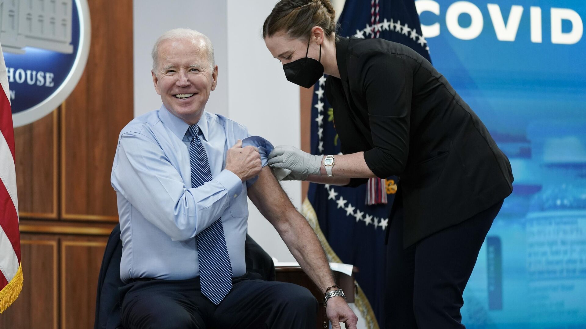 President Joe Biden reacts after receiving his second COVID-19 booster shot in the South Court Auditorium on the White House campus, Wednesday, March 30, 2022, in Washington.  - Sputnik International, 1920, 18.08.2022