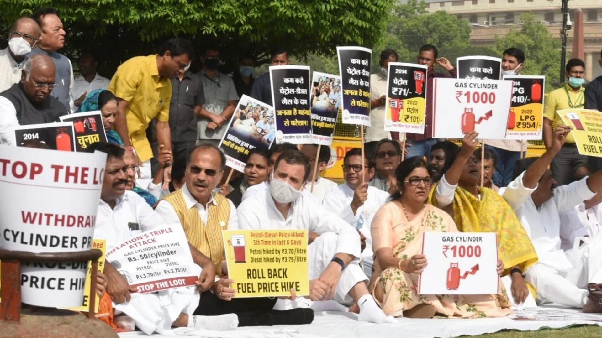 Congress MPs protesting against the hike in diesel and cooking gas prices at Vijay Chowk in New Delhi on Thursday - Sputnik International, 1920, 31.03.2022