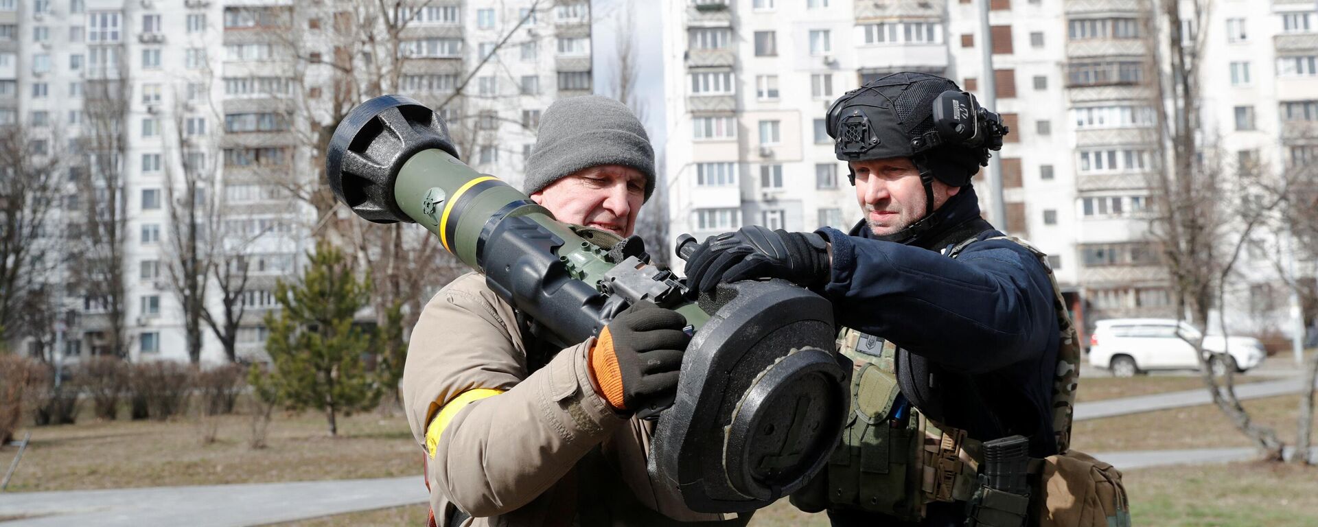 An instructor shows a new member of the Territorial Defence Forces how to operate NLAW anti tank launcher during military exercises amid Russia's invasion of Ukraine, in Kyiv, Ukraine March 9, 2022 - Sputnik International, 1920, 31.03.2022