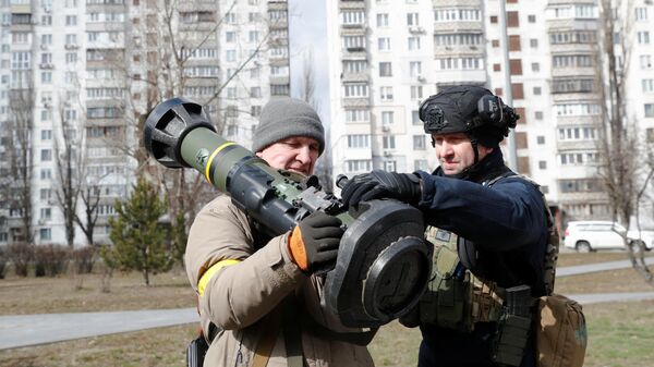 An instructor shows a new member of the Territorial Defence Forces how to operate NLAW anti tank launcher during military exercises amid Russia's invasion of Ukraine, in Kyiv, Ukraine March 9, 2022 - Sputnik International