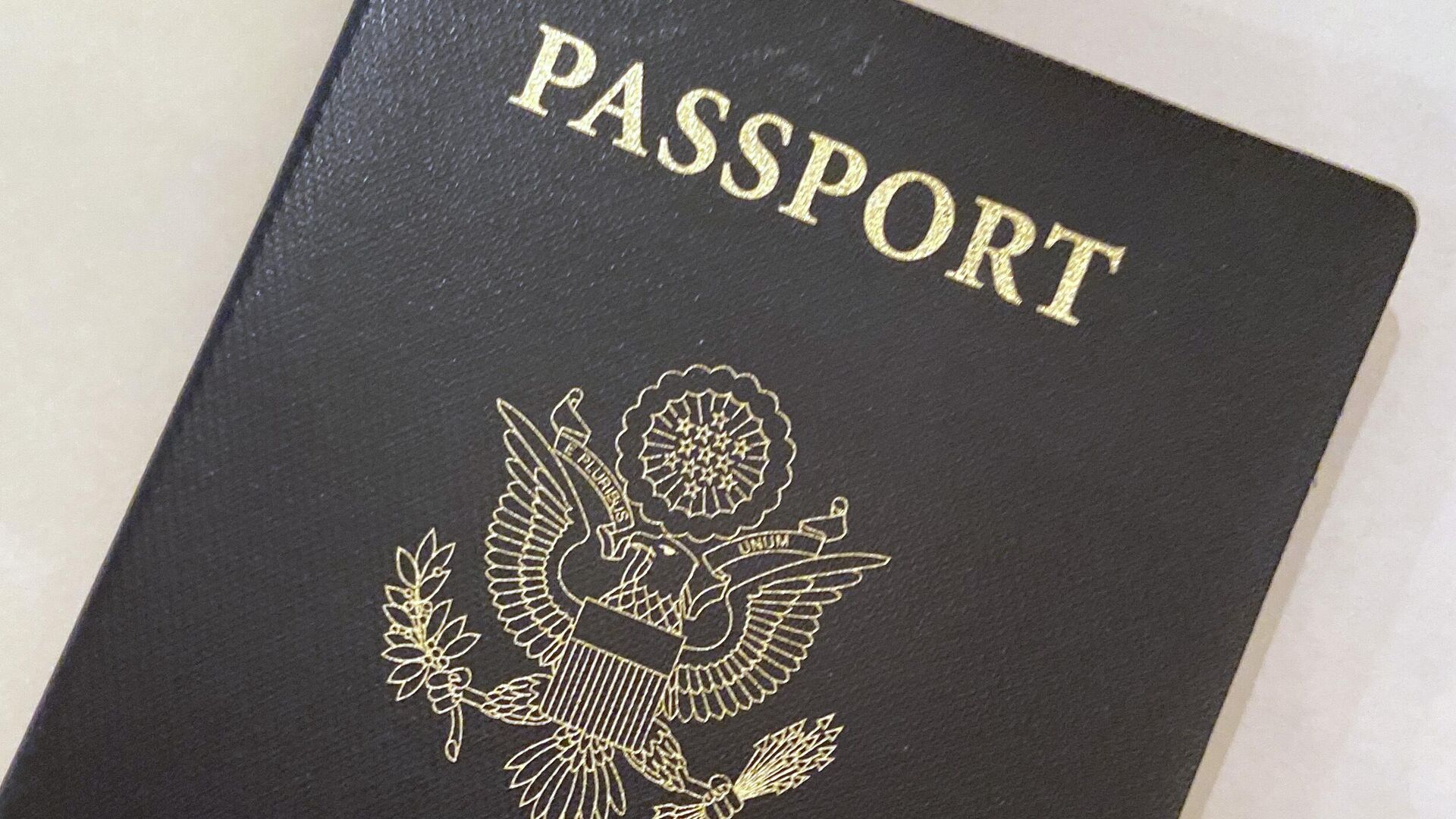  This May 25, 2021 file photo shows a U.S. Passport cover in Washington. The United States has issued its first passport with an “X” gender designation - Sputnik International, 1920, 31.03.2022