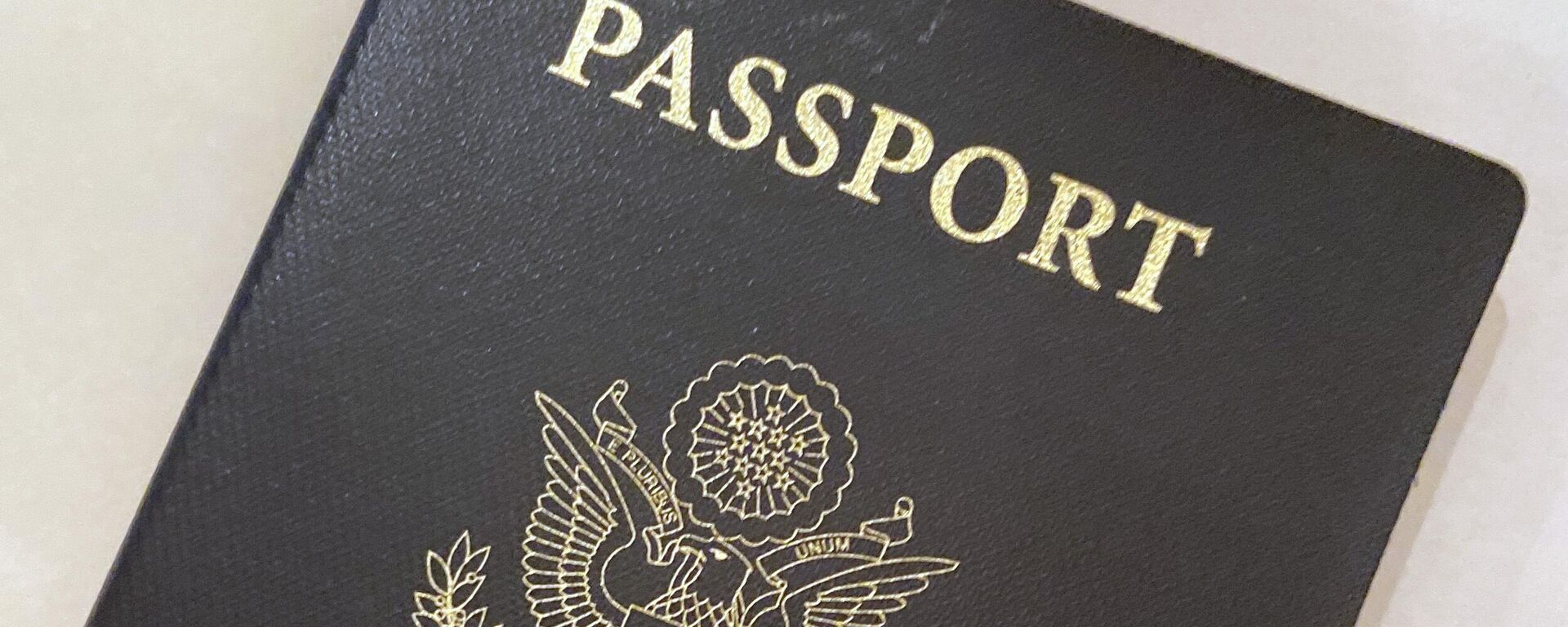  This May 25, 2021 file photo shows a U.S. Passport cover in Washington. The United States has issued its first passport with an “X” gender designation - Sputnik International, 1920, 26.08.2022