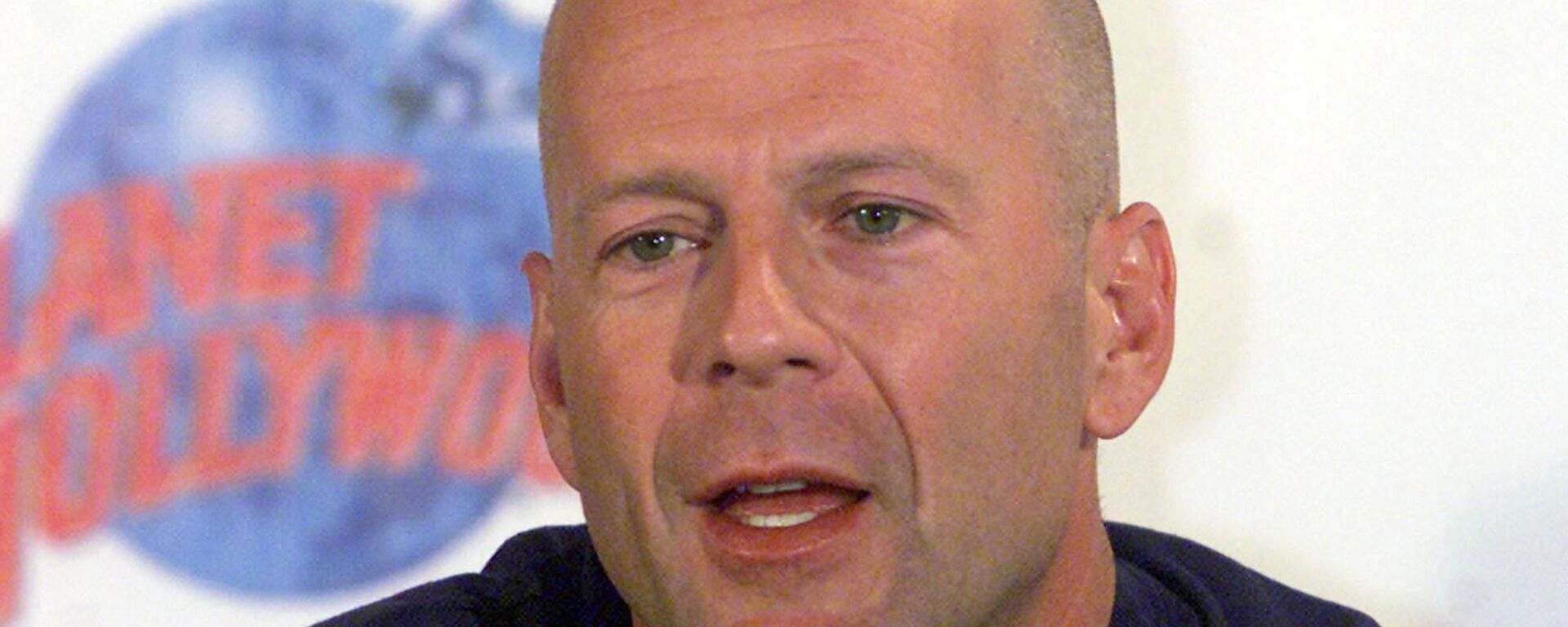 Hollywood star Bruce Willis talks to reporters during a news conference in a Planet Hollywood restaurant at a new cinema and shopping complex in an Athens suburb August 23, 2000. - Sputnik International, 1920, 31.03.2022