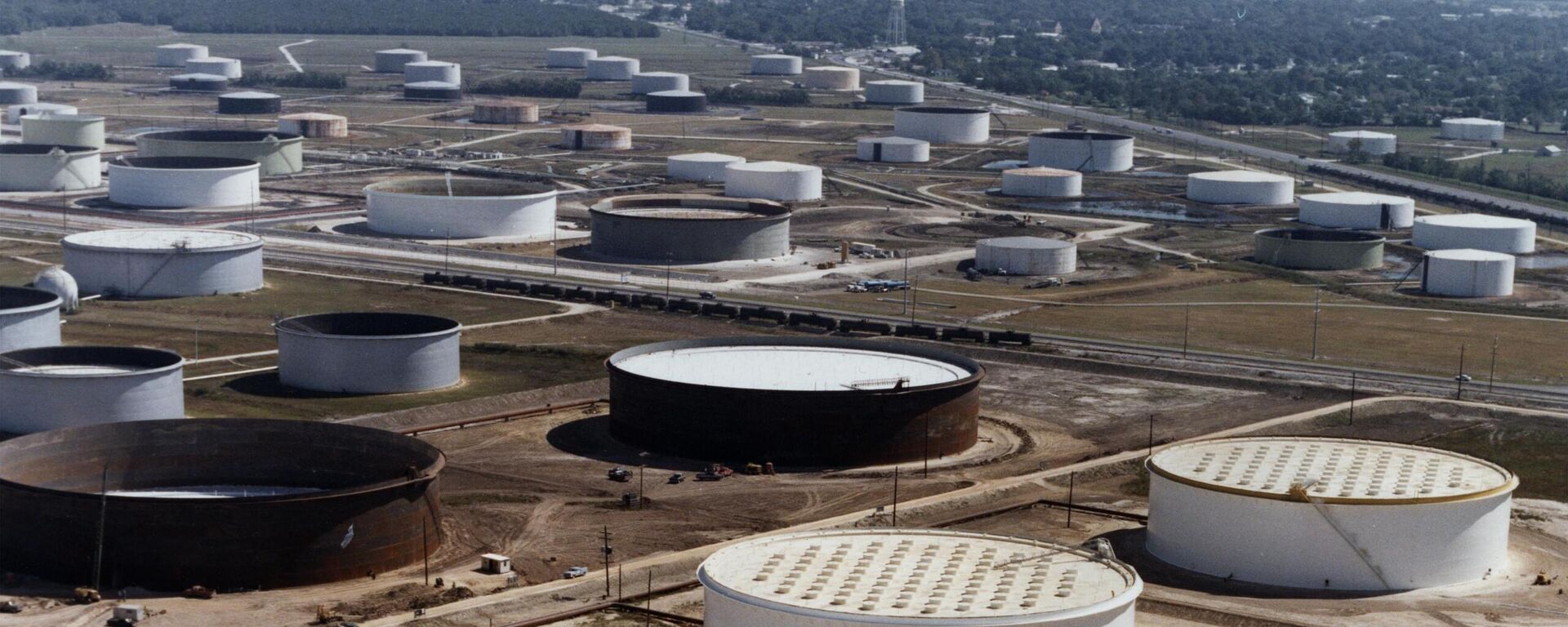 US Strategic Petroleum Reserve storage tanks at the Sunoco Terminal near Nederland, Texas - Sputnik International, 1920, 16.12.2022