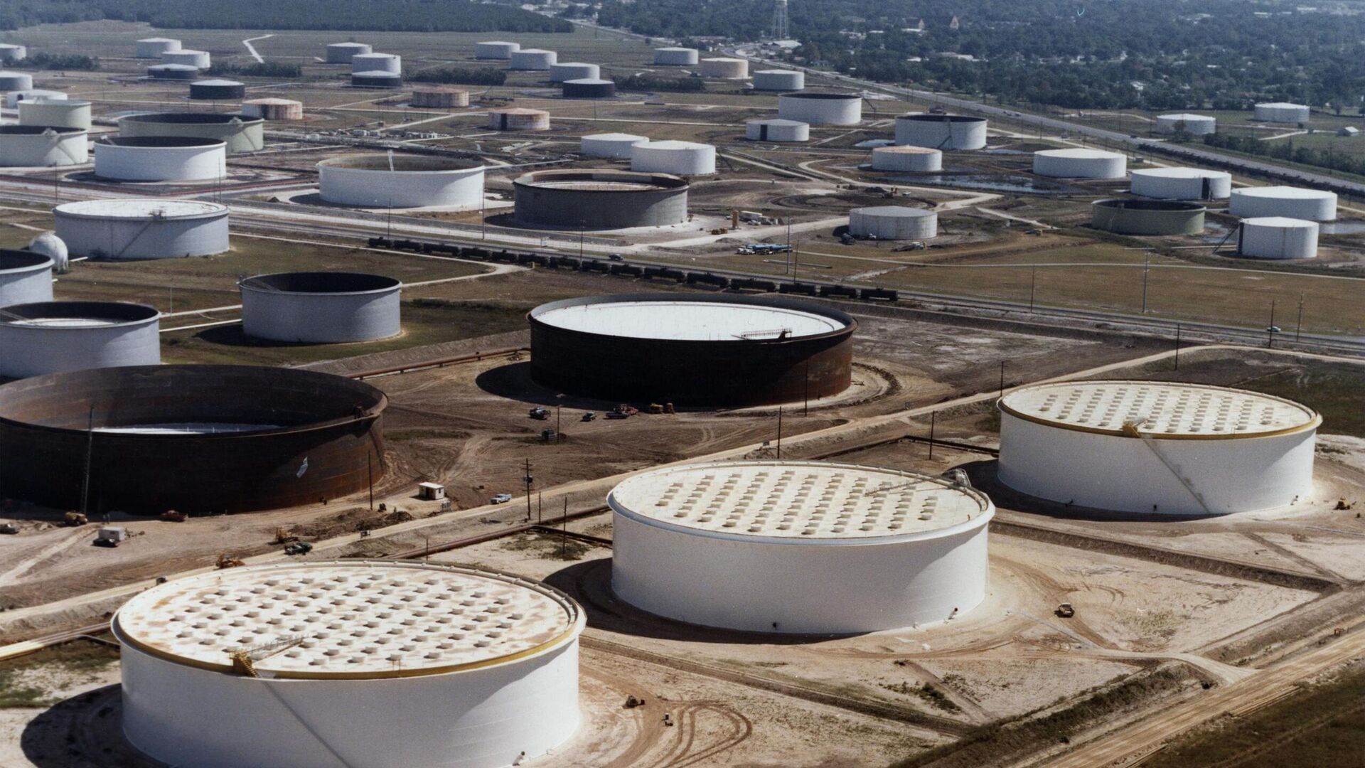 US Strategic Petroleum Reserve storage tanks at the Sunoco Terminal near Nederland, Texas - Sputnik International, 1920, 31.03.2022