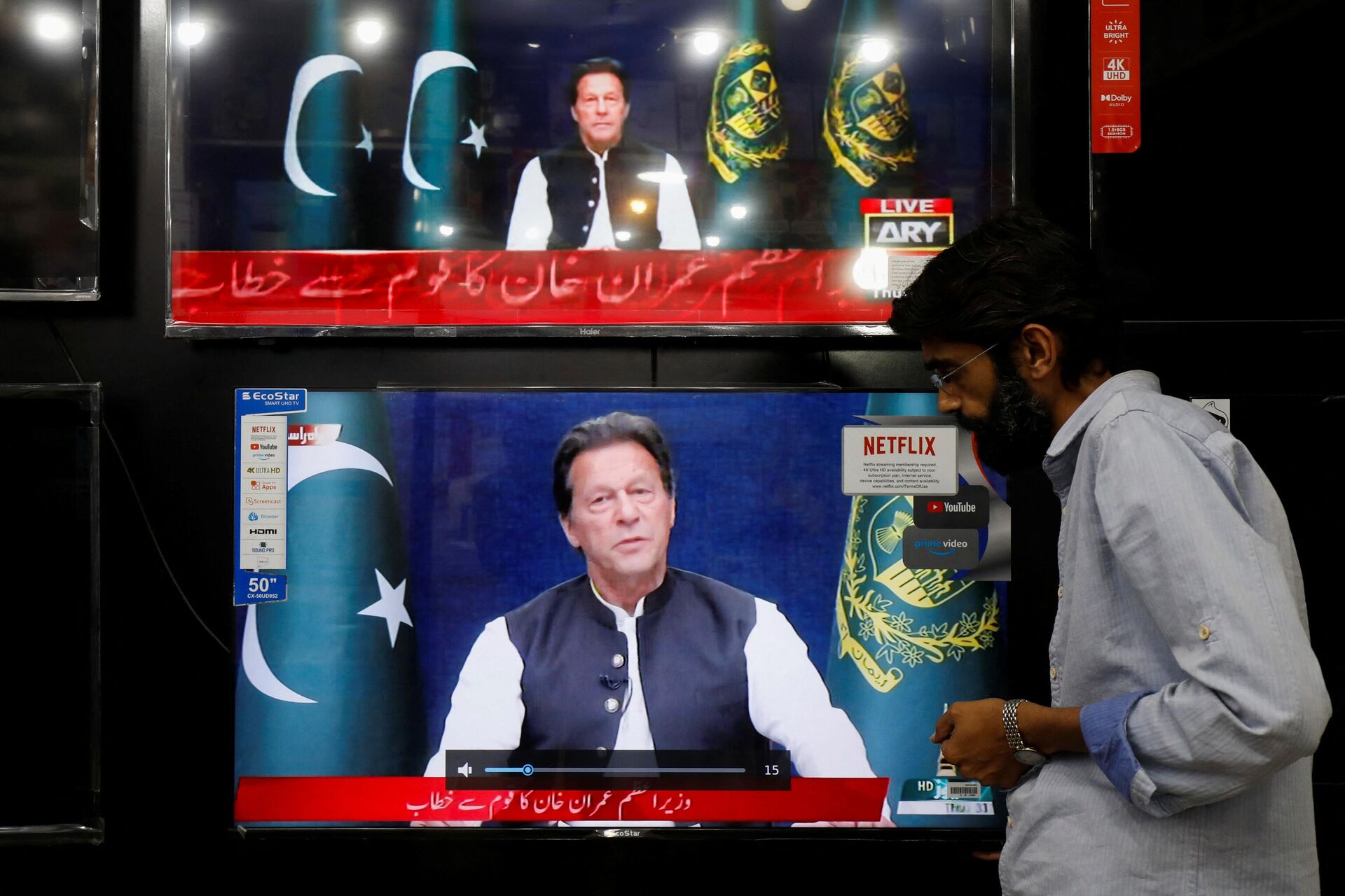 A shopkeeper tunes a television screen to watch the speech of Pakistani Prime Minister Imran Khan, at his shop in Islamabad, Pakistan, March 31, 2022. - Sputnik International, 1920, 02.04.2022