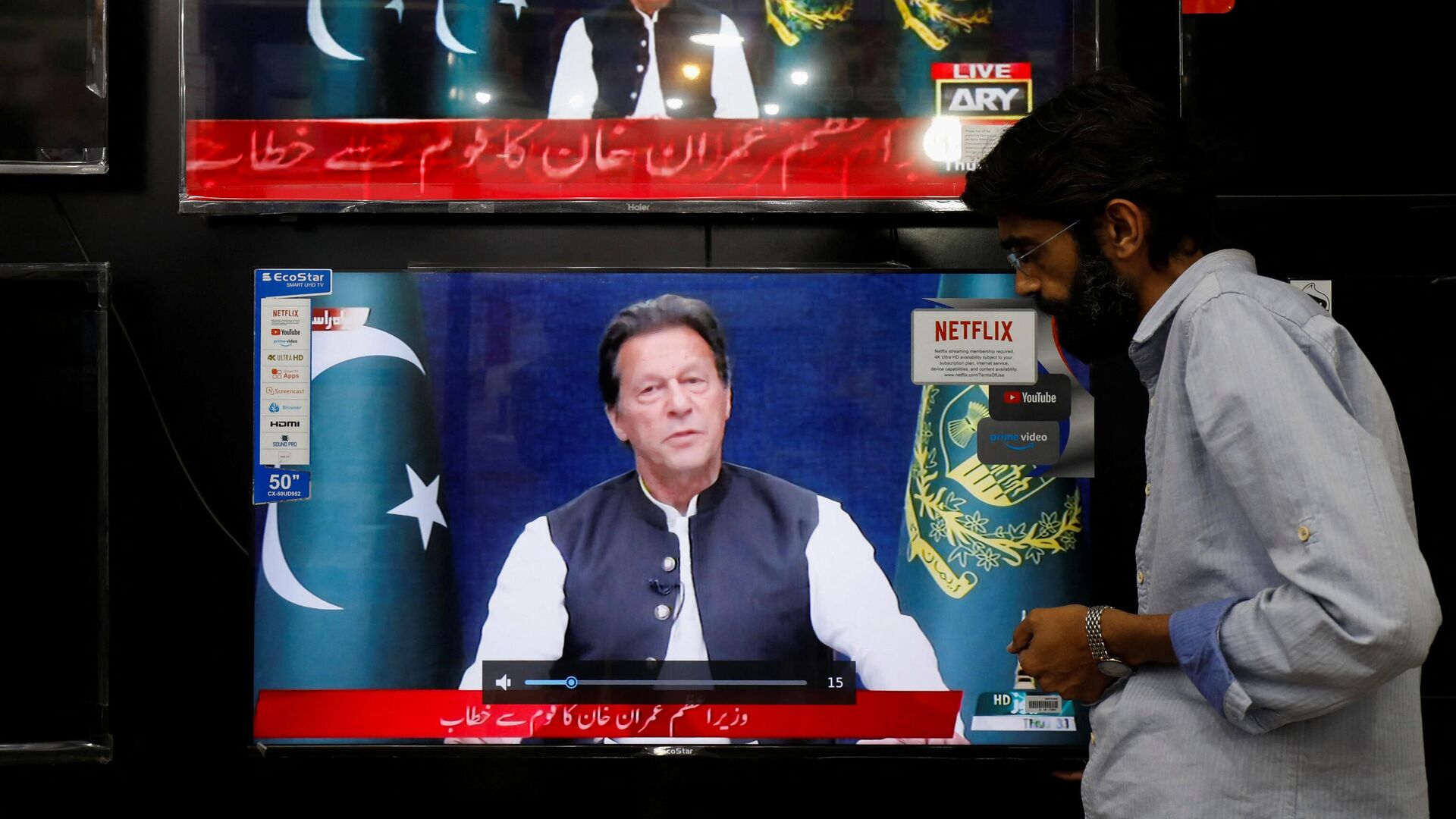 A shopkeeper tunes a television screen to watch the speech of Pakistani Prime Minister Imran Khan, at his shop in Islamabad, Pakistan, March 31, 2022. - Sputnik International, 1920, 31.03.2022