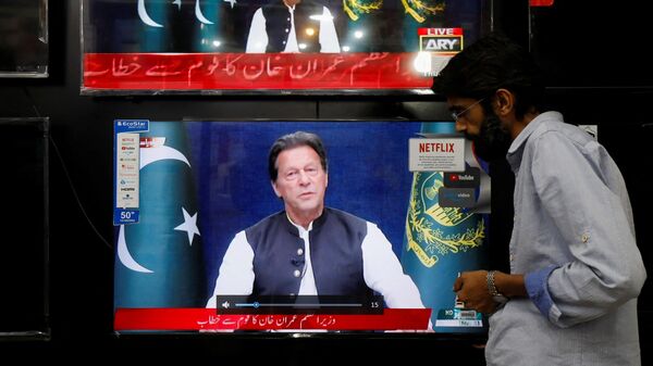 A shopkeeper tunes a television screen to watch the speech of Pakistani Prime Minister Imran Khan, at his shop in Islamabad, Pakistan, March 31, 2022. - Sputnik International