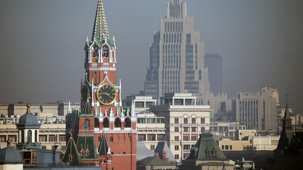 The Spasskaya Tower of the Moscow Kremlin and the building of the business center Arms in Moscow. - Sputnik International