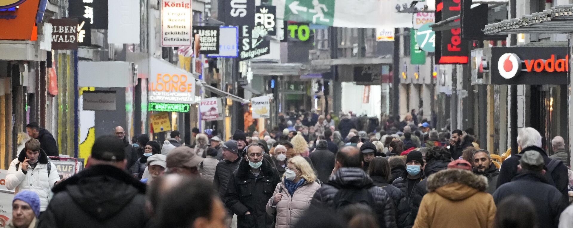 People fill up the shopping streets in Cologne, Germany, Wednesday, Nov. 17, 2021 - Sputnik International, 1920, 06.10.2022