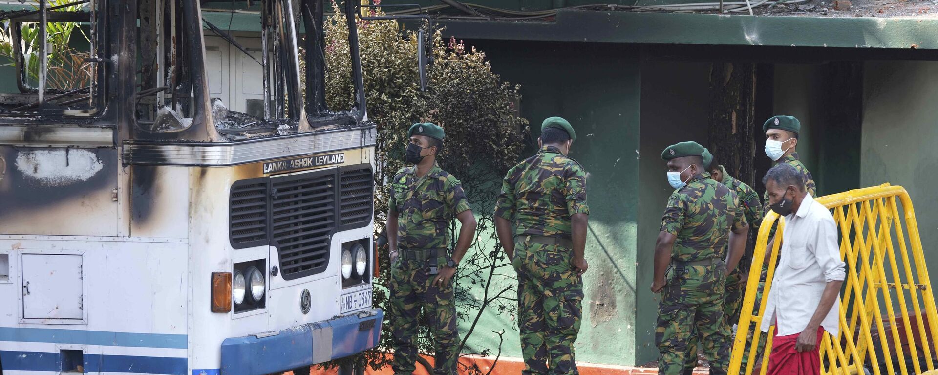 Sri Lankan police commandos inspect the vandalised neighbourhood of Sri Lankan president Gotabaya Rajapksa's private residence, following overnight clashes in Colombo, Sri Lanka, Friday, April 1, 2022. - Sputnik International, 1920, 01.04.2022