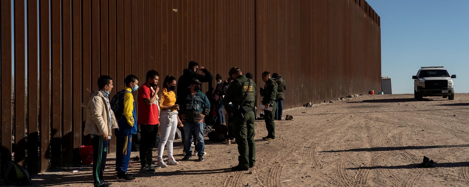  Migrants seeking asylum in the U.S. from Colombia are being processed by the U.S. border patrol after crossing the border from Mexico at Yuma, Arizona, U.S., February 18, 2022 - Sputnik International, 1920, 13.04.2022