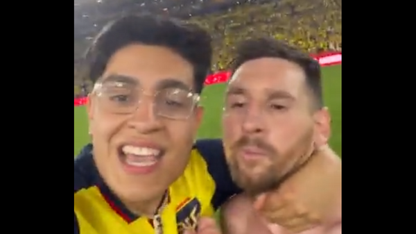 Pitch invader grabs Messi by the neck in an attempt to take a selfie - Sputnik International