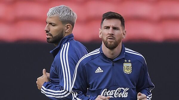 Argentina's Lionel Messi (R) and Sergio Aguero take part in a training session in Porto Alegre, Brazil, on June 21, 2019, ahead of a Copa America football match against Qatar on June 23. - Sputnik International