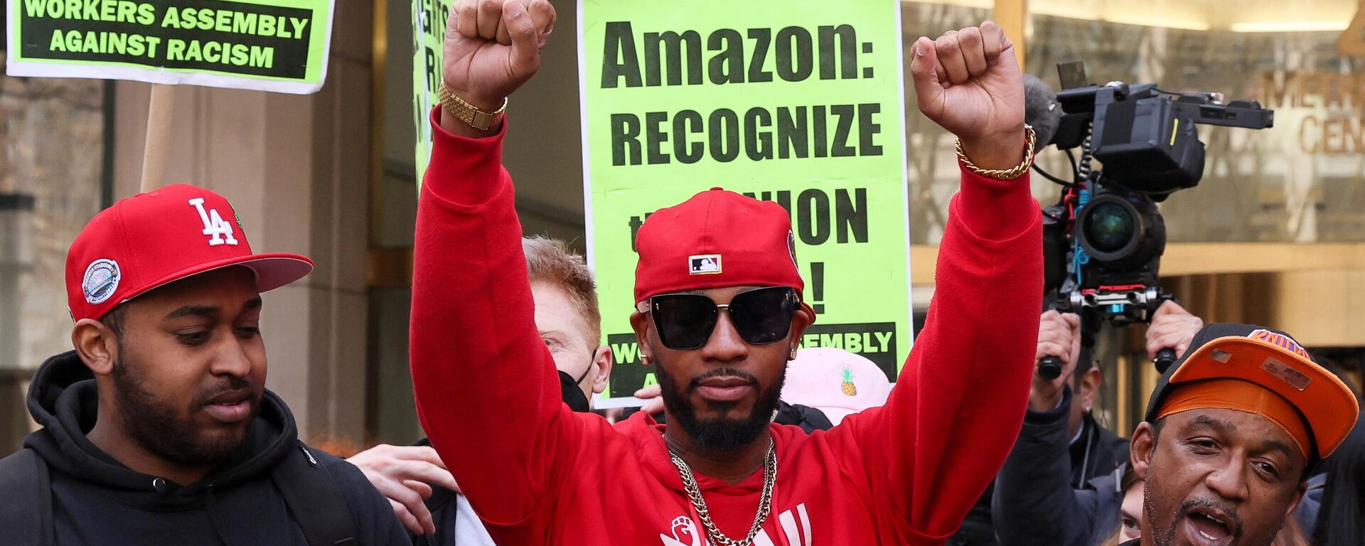 Amazon Labour Union (ALU) organiser Christian Smalls reacts as ALU members celebrate official victory after hearing results regarding the vote to unionize, outside the NLRB offices in Brooklyn, New York City, U.S., April 1, 2022. - Sputnik International, 1920, 05.04.2022