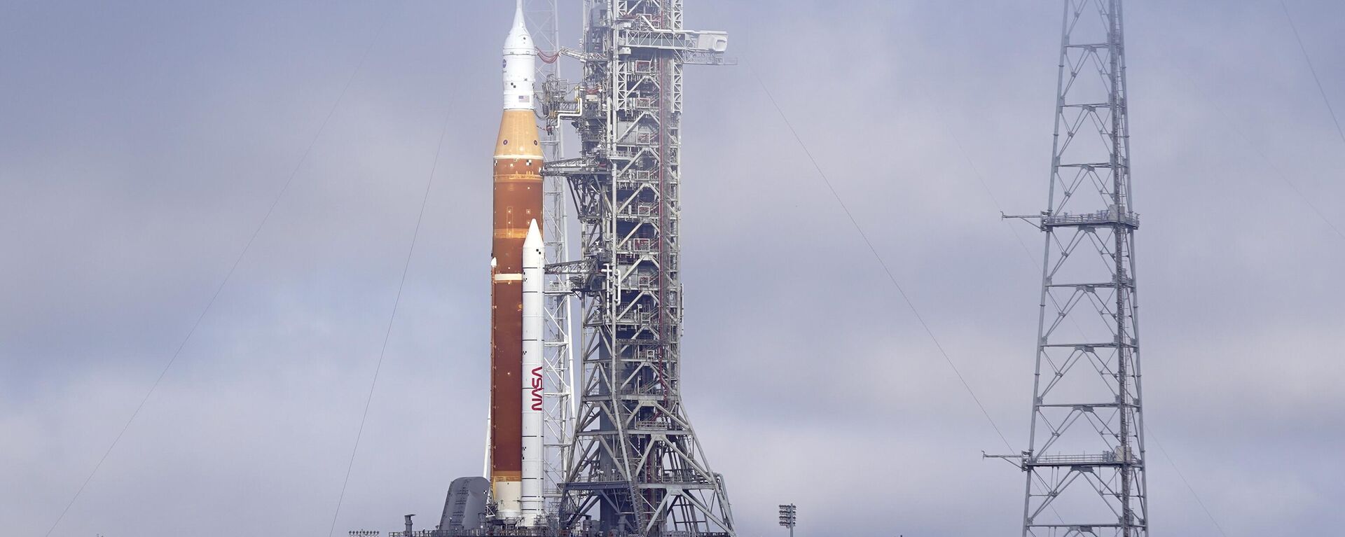 The NASA Artemis rocket with the Orion spacecraft aboard stands on pad 39B at the Kennedy Space Center in Cape Canaveral, Fla., Friday, March 18, 2022. NASA is kicking off a critical countdown test for its new moon rocket. The two-day dress rehearsal began Friday, April 1, 2022 at Florida's Kennedy Space Center and will culminate Sunday with the loading of the rocket's fuel tanks. - Sputnik International, 1920, 07.04.2022