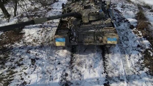 A view of a tank with the Ukrainian flag painted on it in Klymentove, Ukraine, in this still image taken from drone video released by the Ukrainian Armed Forces March 20, 2022. - Sputnik International