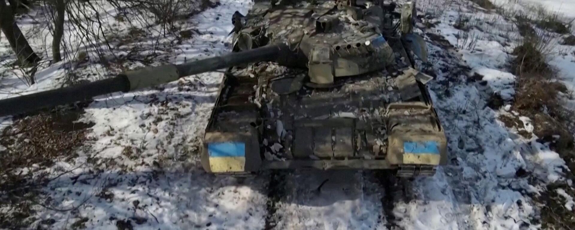 A view of a tank with the Ukrainian flag painted on it in Klymentove, Ukraine, in this still image taken from drone video released by the Ukrainian Armed Forces March 20, 2022. - Sputnik International, 1920, 02.04.2022