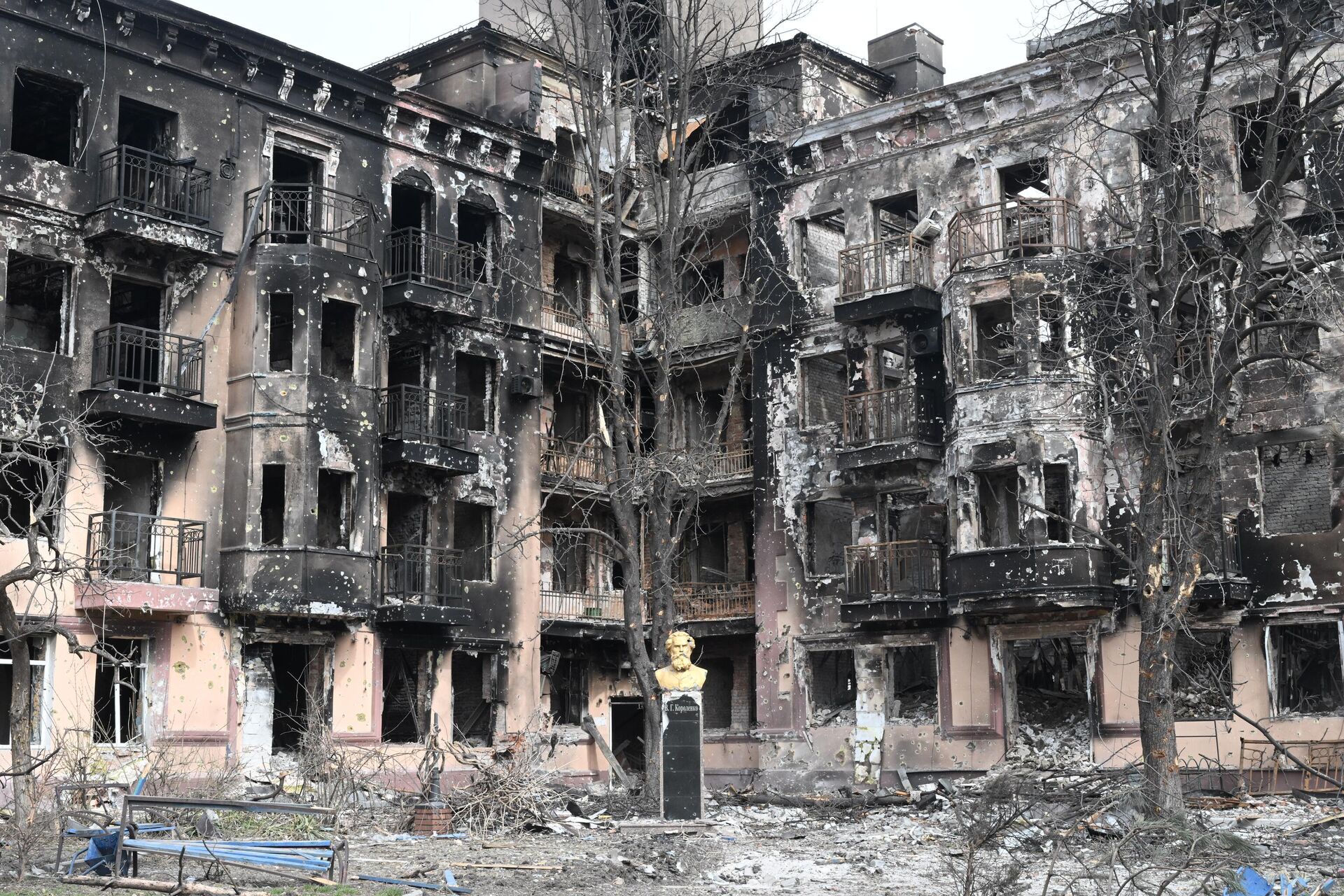 A monument to the writer Vladimir Korolenko is seen near a library destroyed as a result of shelling, in Mariupol, Donetsk People's Republic. - Sputnik International, 1920, 12.04.2022