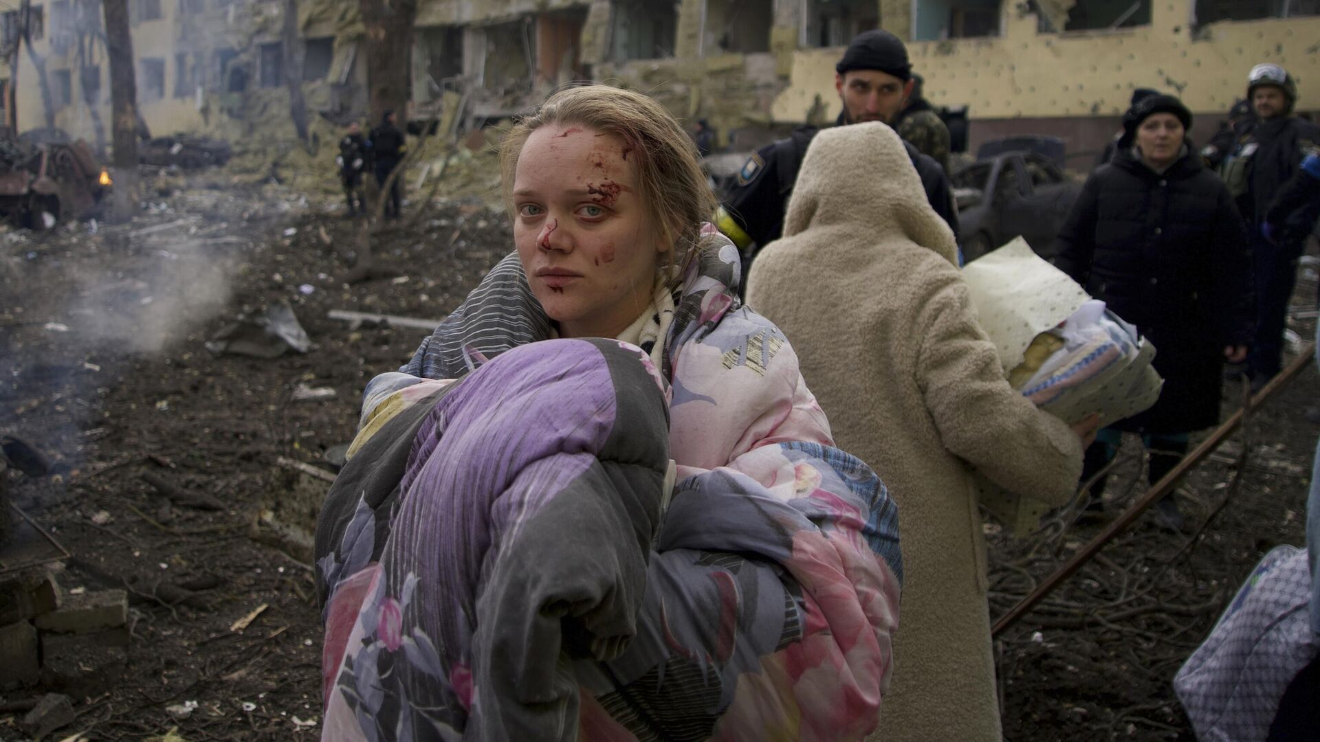 FILE - Mariana Vishegirskaya stands outside a maternity hospital that was damaged by shelling in Mariupol, Ukraine, Wednesday, March 9, 2022. Visheirskaya was taken to another nearby hospital where she gave birth the following day to a baby girl she named Veronika. “We were lying in wards when glass, frames, windows and walls flew apart,” she told AP, lying next to her newborn. We don’t know how it happened. We were in our wards and some had time to cover themselves. Some didn’t.” (AP Photo/Mstyslav Chernov, File) - Sputnik International, 1920, 02.04.2022