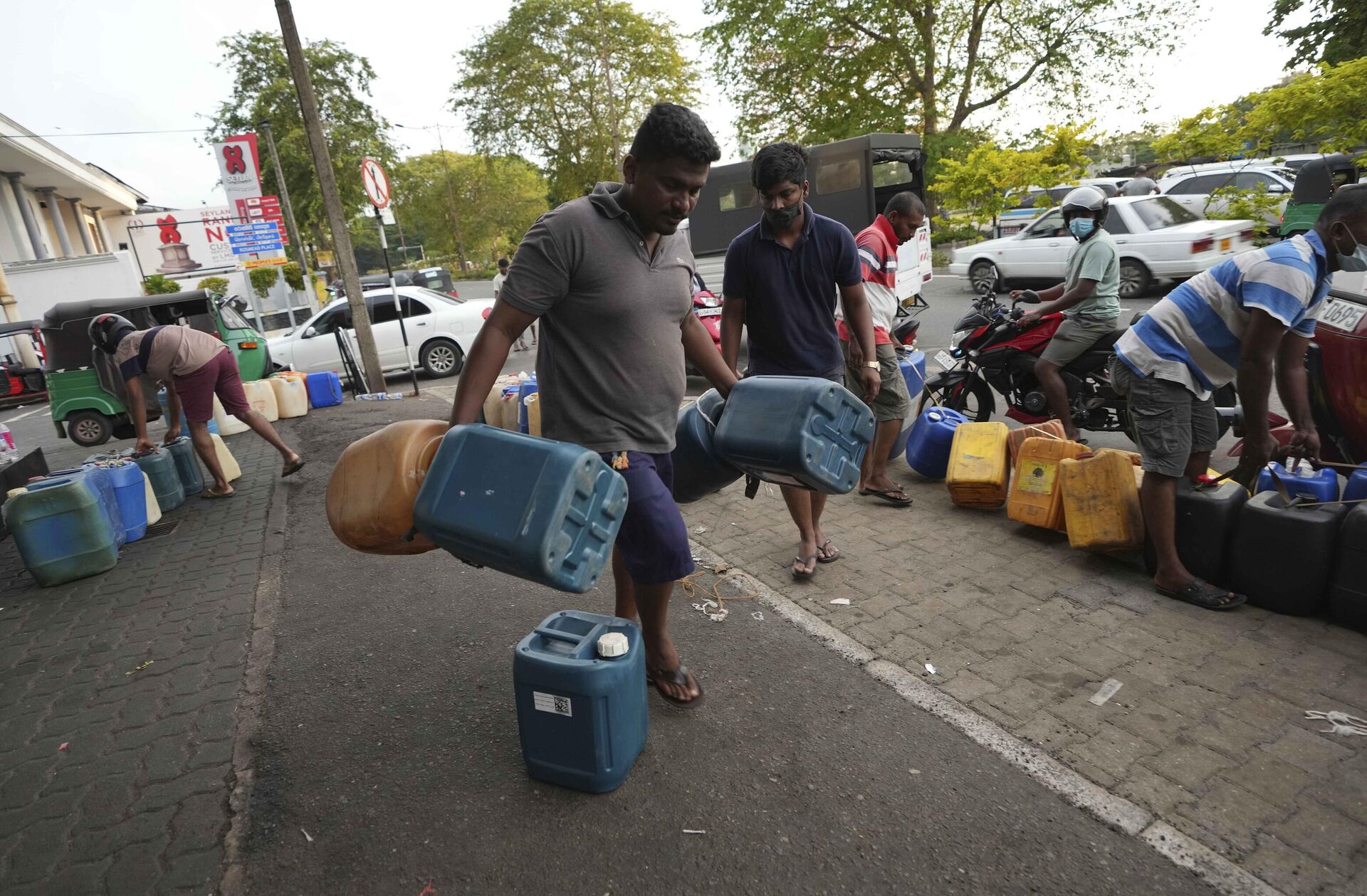 Sri Lankans gather at a fuel station to buy diesel before the beginning of curfew in Colombo, Sri Lanka, Saturday, April 2, 2022.  - Sputnik International, 1920, 07.04.2022