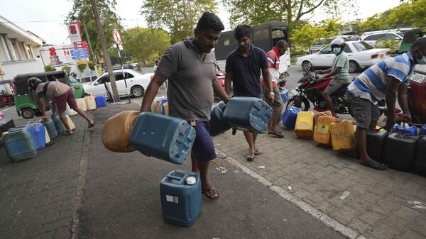 Sri Lankans gather at a fuel station to buy diesel before the beginning of curfew in Colombo, Sri Lanka, Saturday, April 2, 2022.  - Sputnik International