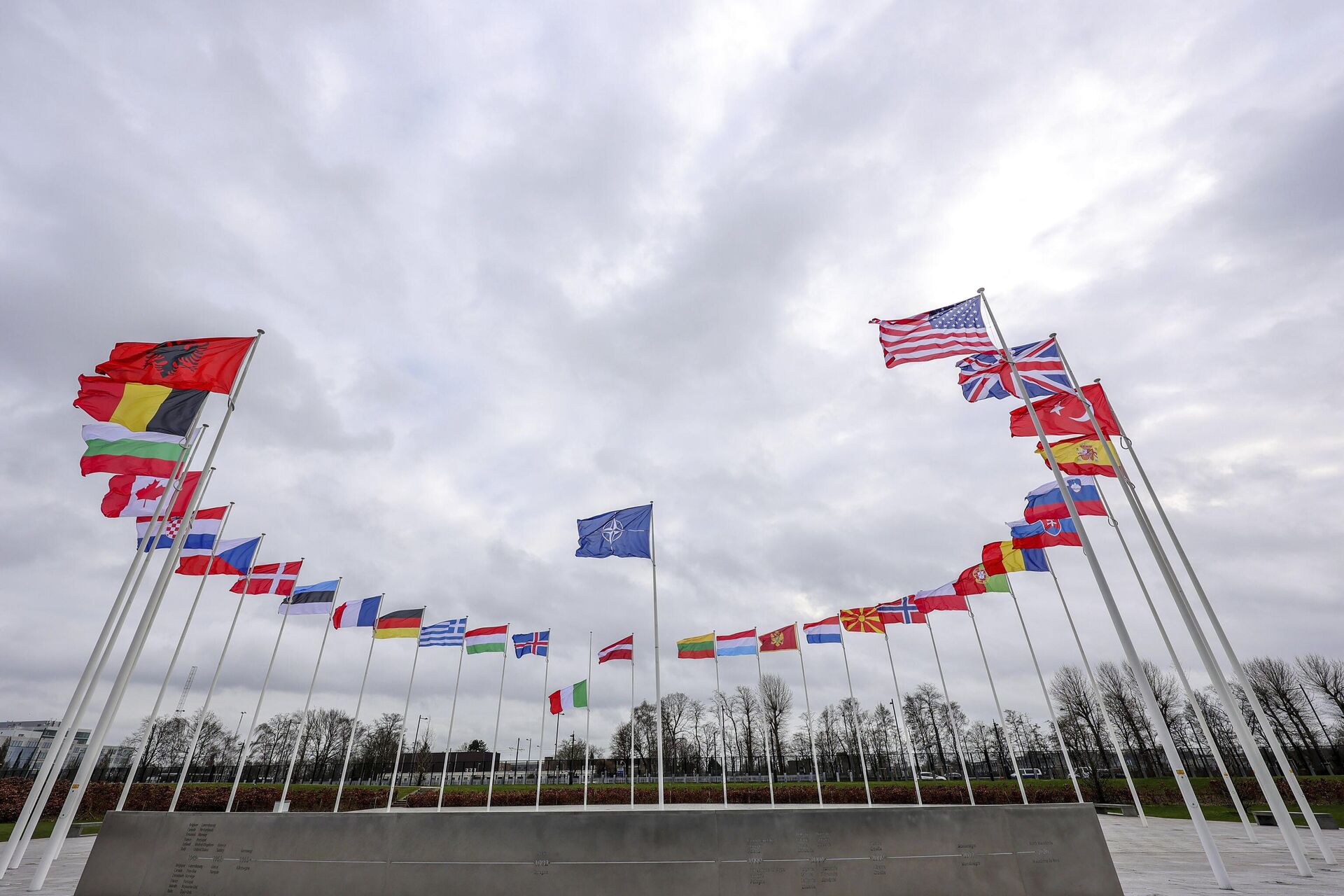 Flags of NATO member countries flap in the wind outside NATO headquarters in Brussels, Feb. 22, 2022.  - Sputnik International, 1920, 12.05.2022