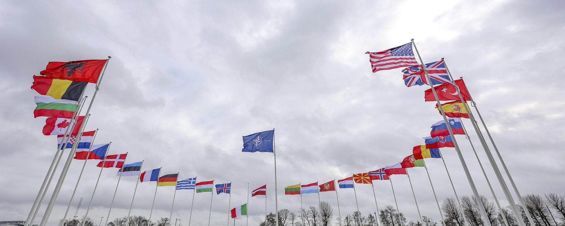 Flags of NATO member countries flap in the wind outside NATO headquarters in Brussels, Feb. 22, 2022.  - Sputnik International, 1920, 16.05.2022