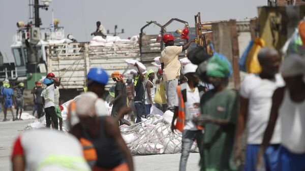 Workers offload goods from a docked ship at the seaport of Berbera in Somaliland, a breakaway region of Somalia, on Feb. 10, 2022. - Sputnik International